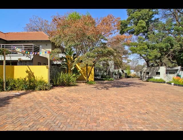 854M² BUILDING FOR SALE IN BRAMLEY